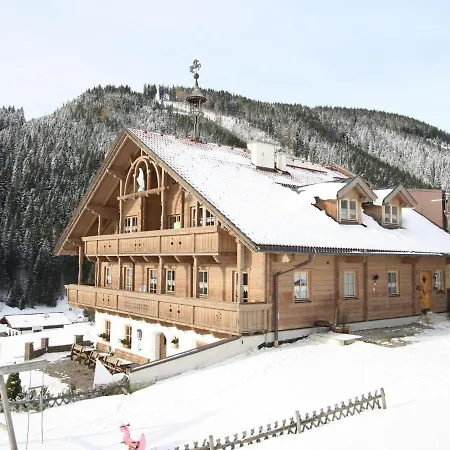 Lovely Mansion In With Storage *